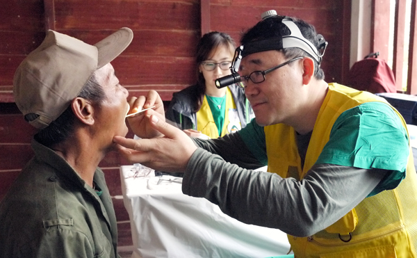 라오스 봉사활동으로 치아 진료중인 현장