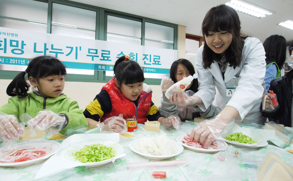 어린이날 순회진료 중 아이들이 영양간식을 만들고 있다.